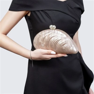 กระเป๋าคลัทช์ Big Shell Pouch